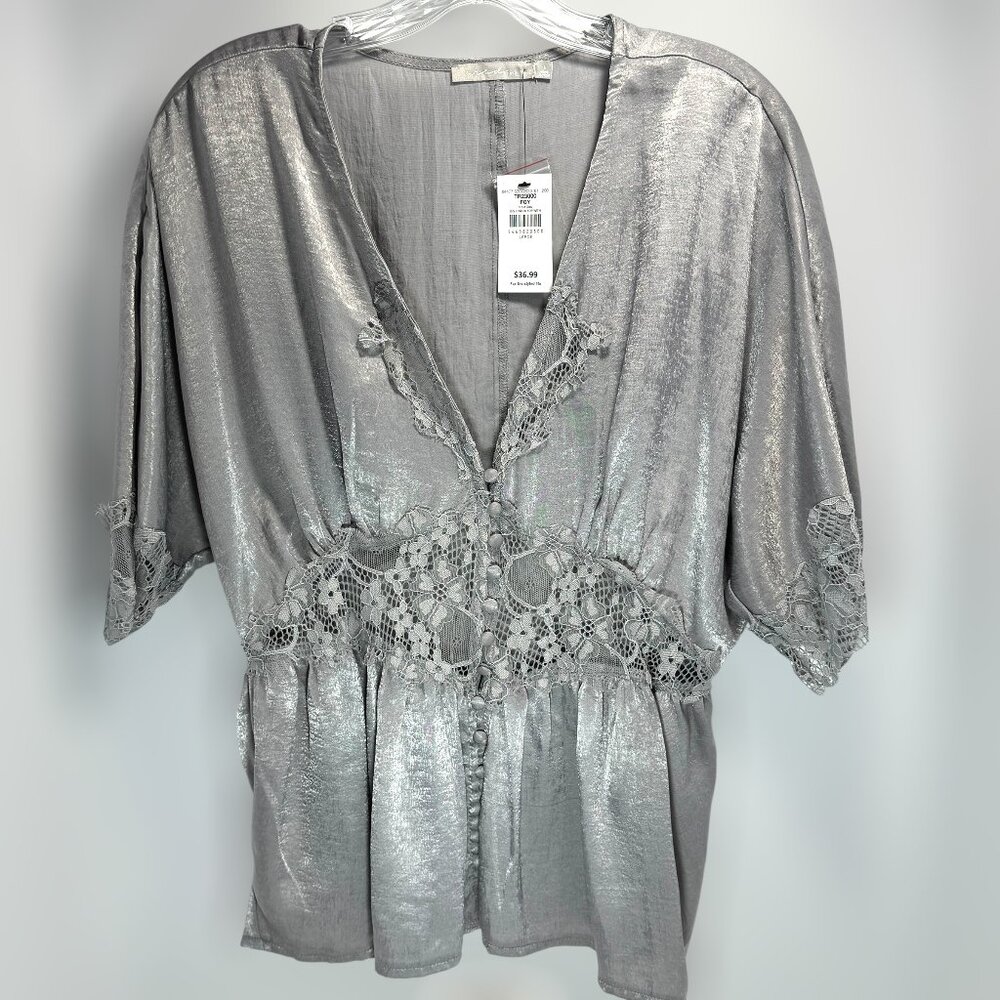 Red by BKE Frost Gray Lace Detail Blouse - Size Large